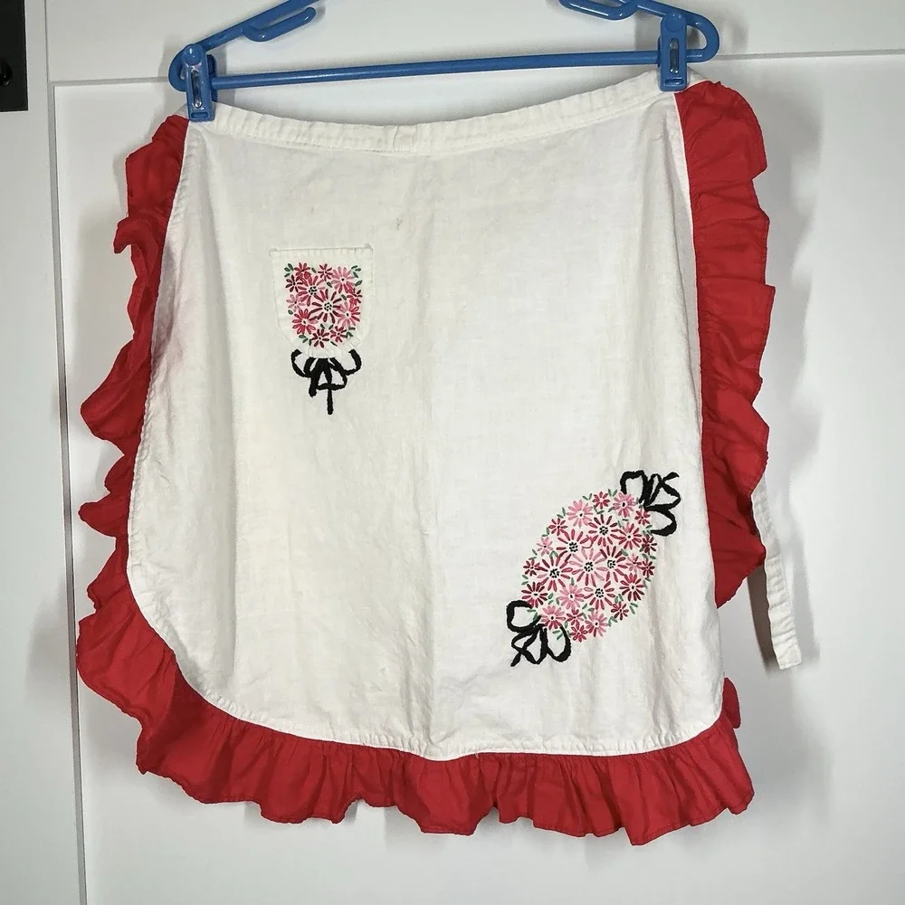 Vintage White & Red Half Apron Ruffle Trim Pocket Embroidered Cottagecore Farm‎